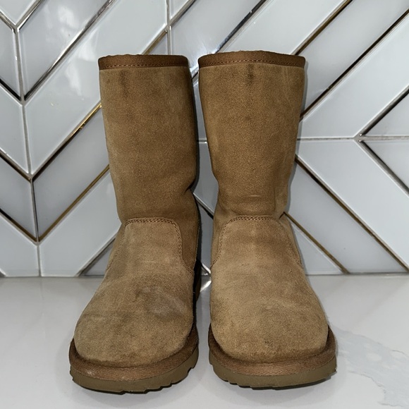 UGG Kids Boots back zipper size 1. Still in good condition. - Picture 13 of 13